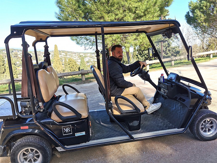 Mougins Luxury Retreats: Der wunderbare Anthony holt uns mit Golfcart vom Parkplatz ab