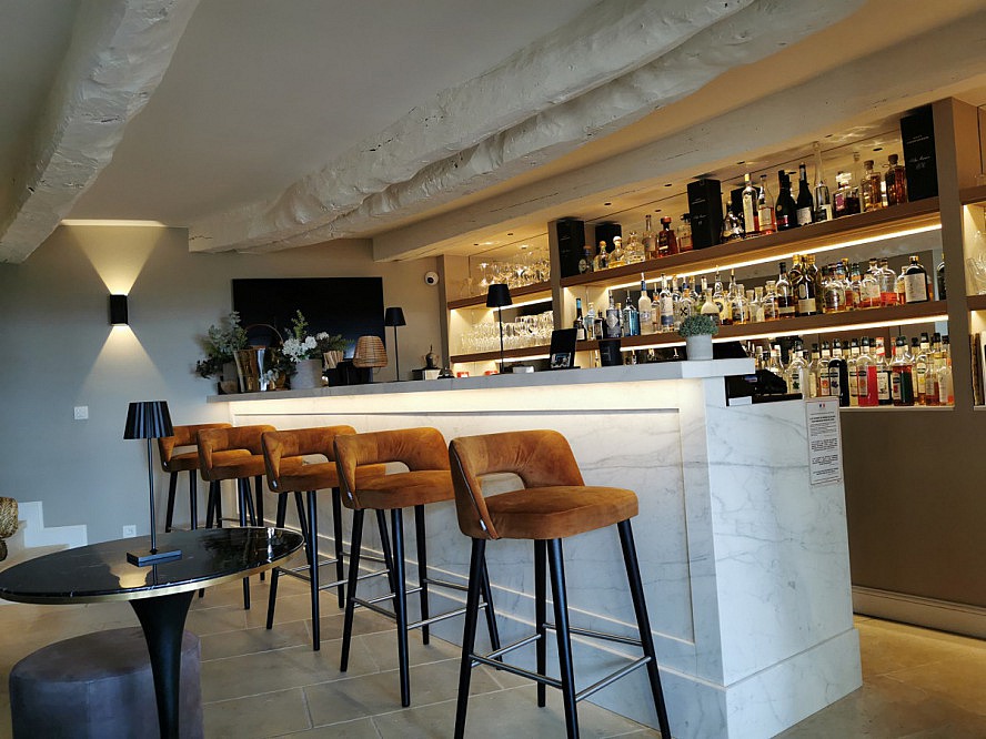 Mougins Luxury Retreats: gut bestückte Bar für länger werdende Abende