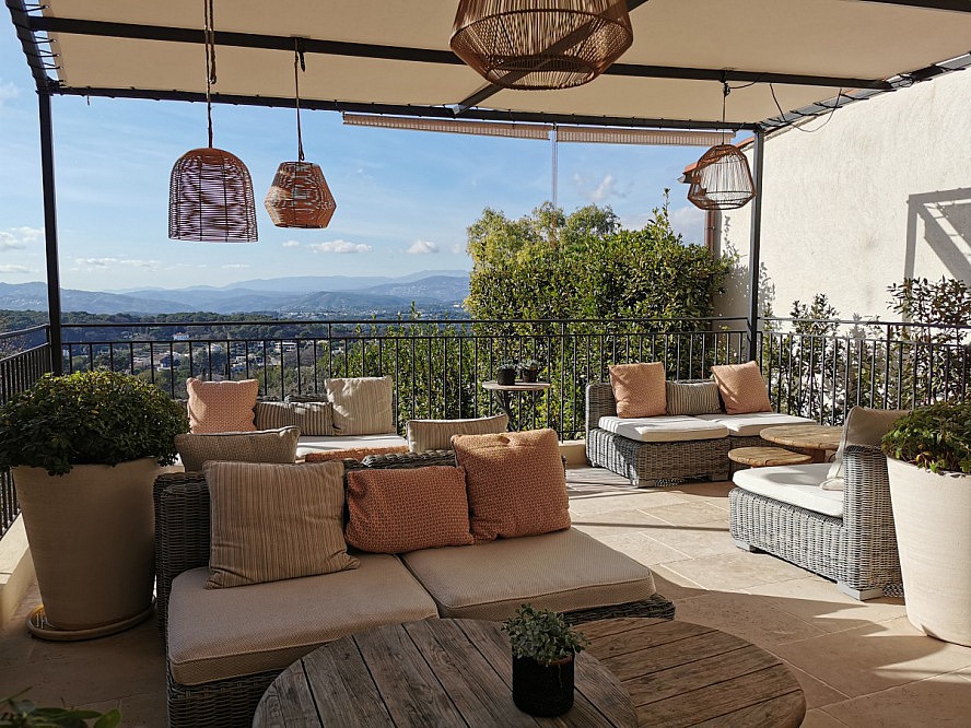 Mougins Luxury Retreats: in den Außenanlagen verteilen sich Terrassen mit Sitzgelegenheiten über mehrere Stufen