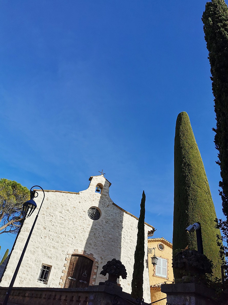 Mougins Luxury Retreats: kleine Kapelle vor grandiosem blauem Himmel
