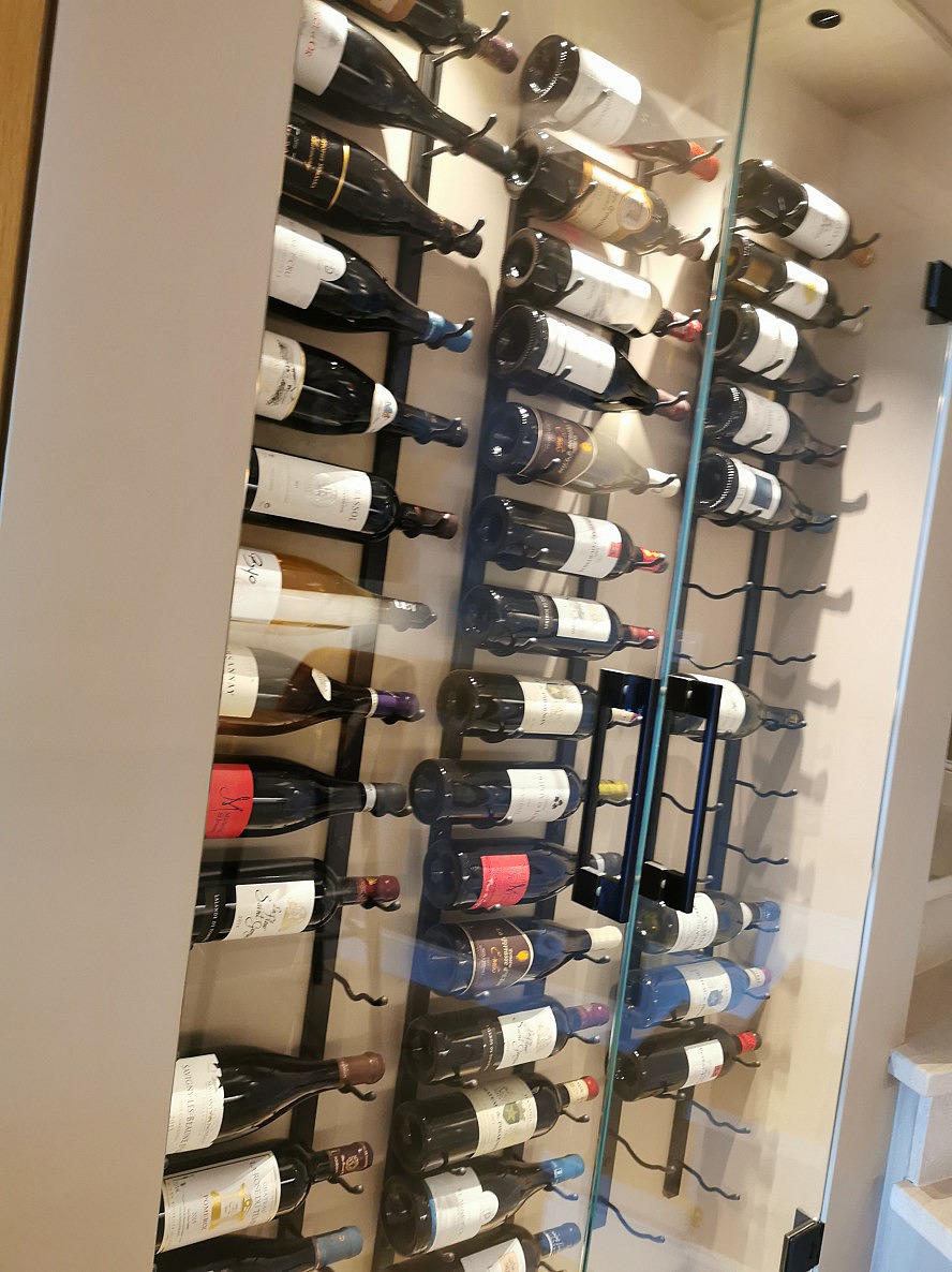 Mougins Luxury Retreats: Weinschrank