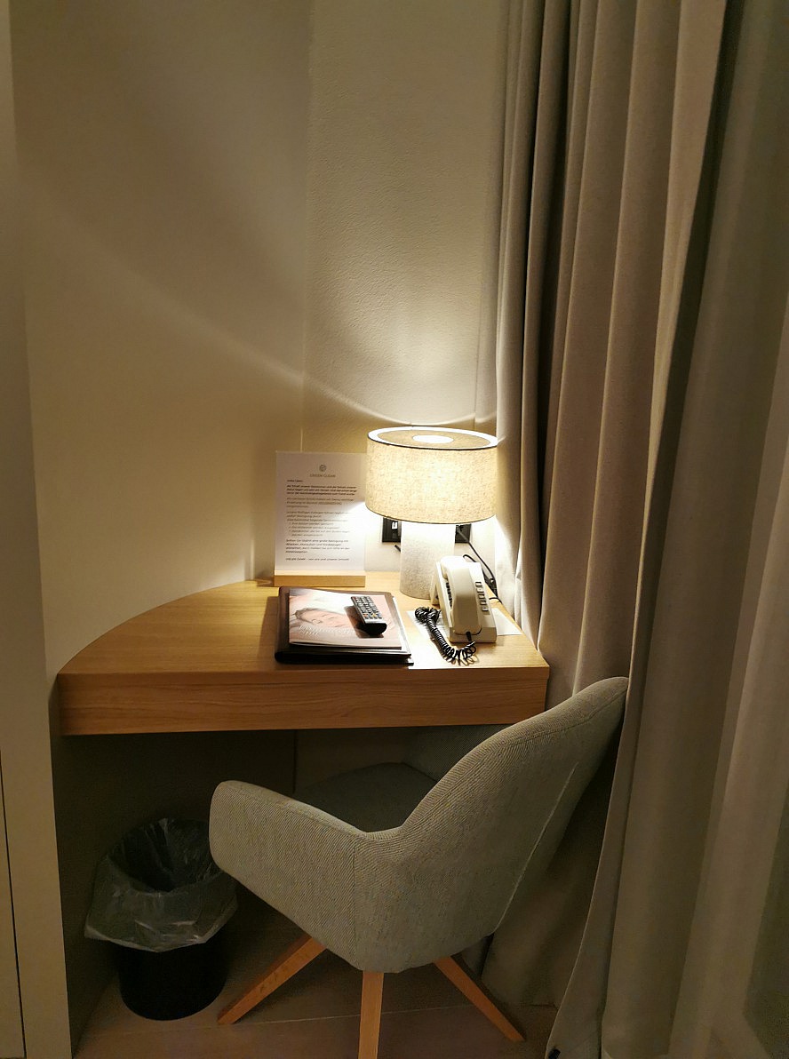 Hotel Lindenwirt: Ablage für Lampe und Haustelefon