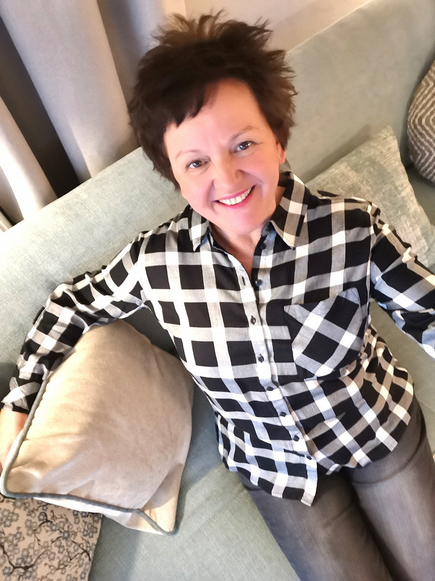 Hotel Lindenwirt: Annette Maria testet das Sofa