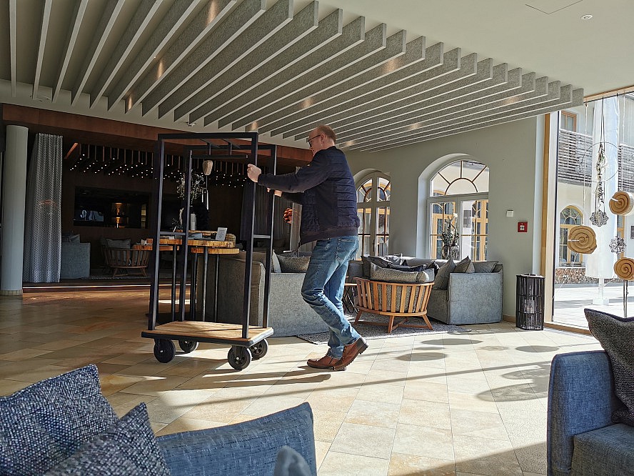 Hotel Lindenwirt: Axel holt mit dem schicken Kofferwagen noch rasch das Gepäck