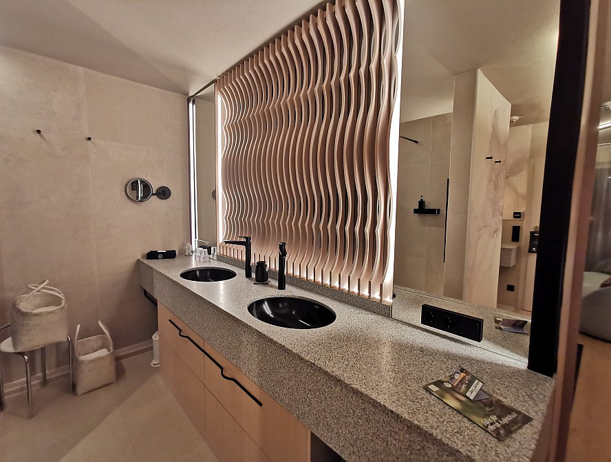 Hotel Lindenwirt: das Badezimmer verfügt über zwei Waschbecken