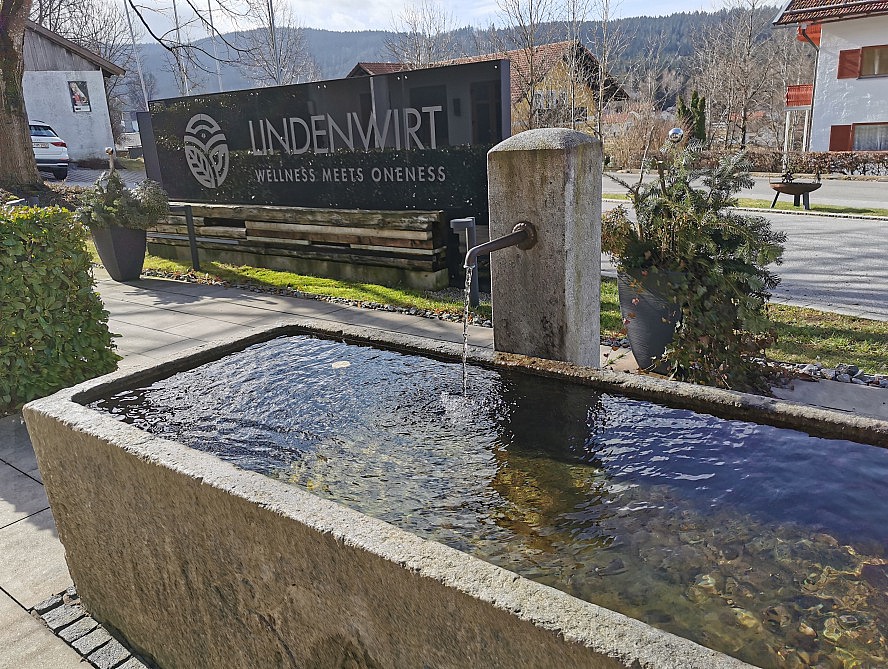 Hotel Lindenwirt: Der Brunnen steht direkt vor dem Hoteleingang