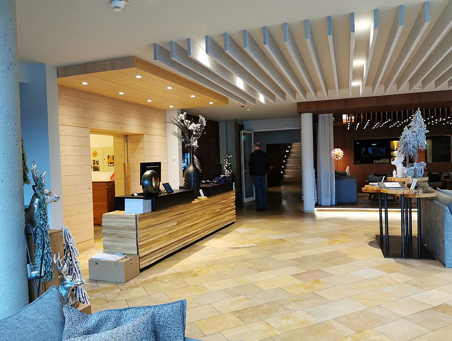 Hotel Lindenwirt: Die Rezeption im eleganten Foyer