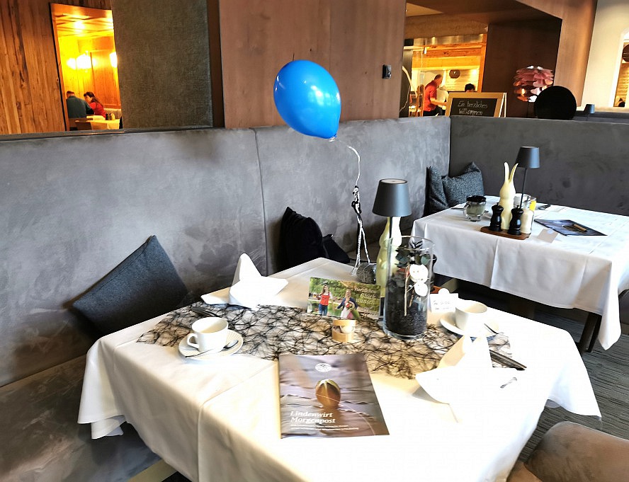 Hotel Lindenwirt: Geburtstagsdeko an unserem Nachbartisch