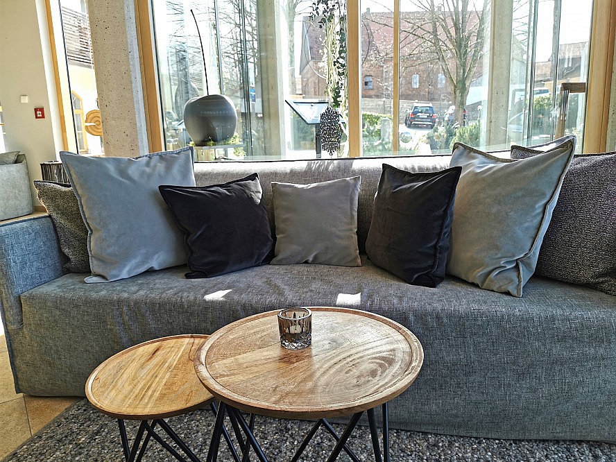 Hotel Lindenwirt: gemütliches Sofa im Eingangsbereich