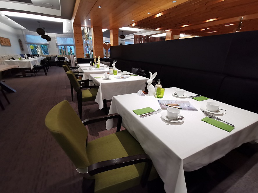 Hotel Lindenwirt: hübsch eingedeckte Tische im Restaurant