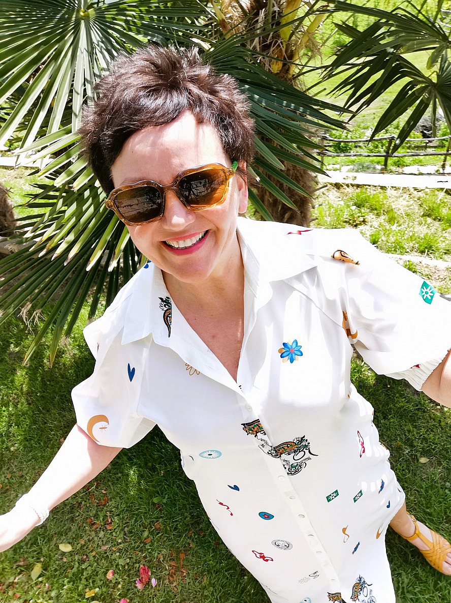 Hotel Sonnenhof: Annette Maria lächelt vor einer Palme im Hotelgarten