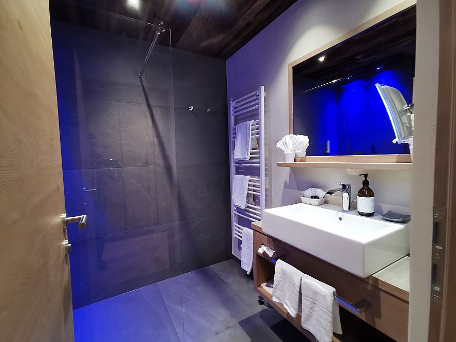 Hotel Sonnenhof: modernes Badezimmer mit wunderbarer Regenwalddusche