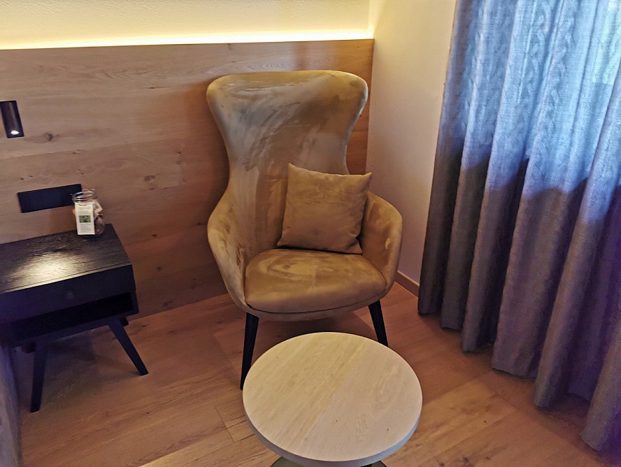 Hotel Sonnenhof: Selbst an einen Sessel mit Tisch wurde gedacht