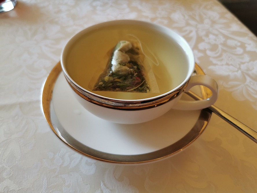 Hotel Sonnenhof: Teemischungen aus Wilmas Kräutergarten und Bio-Tees von Viropa stehen zur Auswahl