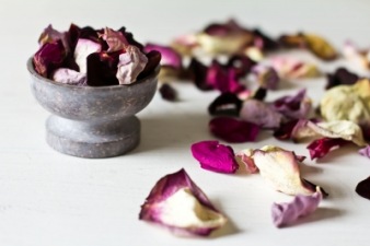Aromatherapie mit Rosenblättern | Objekte » Freizeit | Mildred Klaus / pixelio