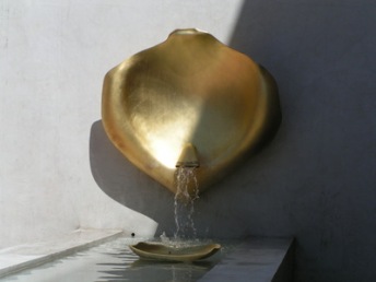 Goldbrunnen | Architektur » Brunnen | Nasim Nadjafi / pixelio