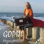 Gopiji, Atmaram, Sero Füchsle, Tara Traudl Hermann: Gopiji - Mantra Mantra: Authentische Mantra-Interpretationen mit einer tiefgreifenden, zeitgemäßen Performance