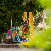 Street-Art-Baumbewässerungssäcke sorgen für mehr Nachhaltigkeit und Kunst