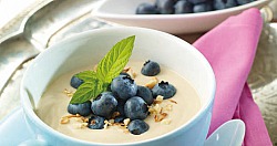 Crunchy-Cappuccino-Joghurt mit Blaubeeren