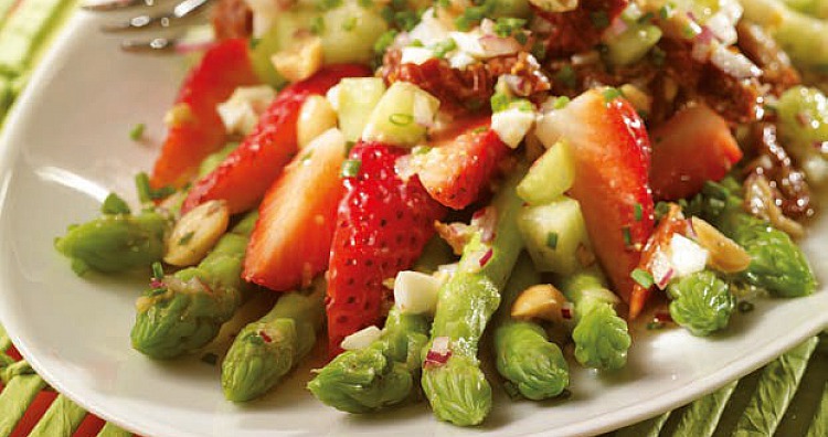 Rezept (Vegetarisch): Grüner Spargelsalat mit Erdbeeren und ...